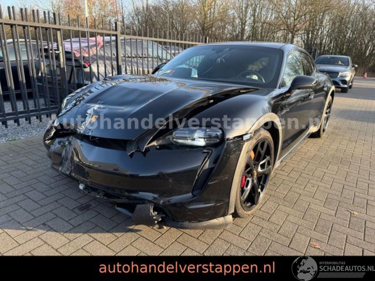 Porsche Taycan Cross Turismo 4S Glasdach