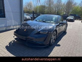 krockskadad bil auto Porsche Taycan Sport Chrono Bose ACC GlasDach 93KWH 2021/8