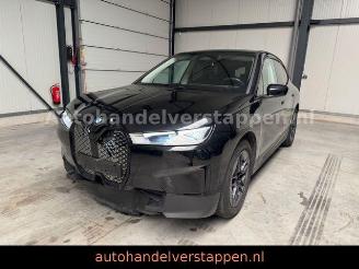 Unfallwagen BMW iX 40 xDrive 77KWH 240KW Leder Navi LED 2023/4