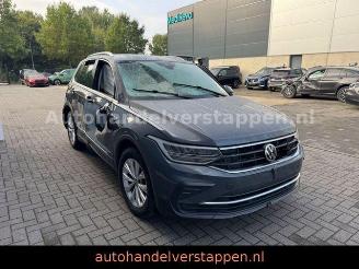 Voiture accidenté Volkswagen Tiguan Life TSI 110KW CarPlay LED 2021/8