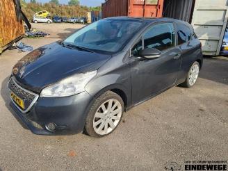 Salvage car Peugeot 208 208 I (CA/CC/CK/CL), Hatchback, 2012 / 2019 1.0 Vti 12V PureTech 2013/12