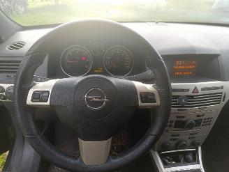 Opel Astra H TWINTOP CABRIOLET 1.9 CDTI- 16V TURBO picture 4