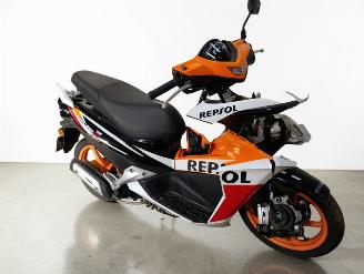 krockskadad bil bromfiets Honda  NSC REPSOL 2016/2
