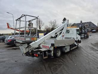 skadebil bedrijf Nissan NT400 2.5 DCI Hoogwerker 2012/10