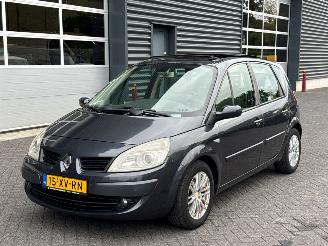 Damaged car Renault Scenic 2.0 200 16V Coupe 2Dr Benzine 1.998cc 100kW (136pk) RWD 2007/10