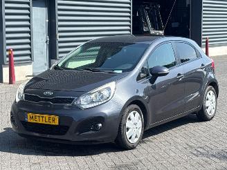 krockskadad bil auto Kia Rio 1.2 CVVT 16V Hatchback  Benzine 1.248cc 63kW (86pk) FWD 2012/4