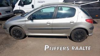 Coche siniestrado Peugeot 206 206 (2A/C/H/J/S), Hatchback, 1998 / 2012 1.4 16V 2004/2