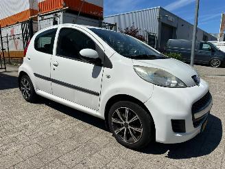 Vaurioauto  passenger cars Peugeot 107 1.0-12V XS 2010/9