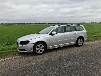 damaged passenger cars Volvo V-70  2010/4