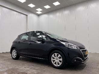 damaged passenger cars Peugeot 208 1.2 PureTech 5-drs Navi Airco 2017/10
