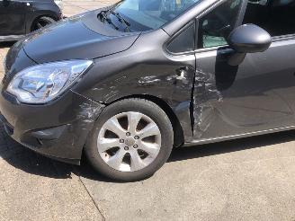 damaged passenger cars Opel Meriva  2011/4