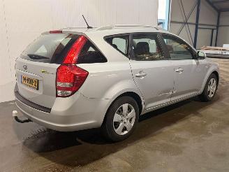 krockskadad bil auto Kia Cee d 1.4 16V Combi/o  Benzine 1.396cc 66kW (90pk) FWD 2011/4