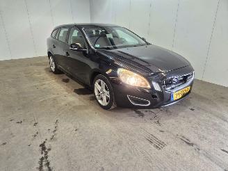 Voiture accidenté Volvo V-60 1.6 T3 16V Combi/o  Benzine 1.598cc 110kW (150pk) FWD 2012/4