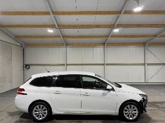 Schadeauto Peugeot 308 SW 1.2PureTech 96kW Blue Lease Executive 2014/10