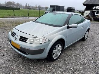 uszkodzony samochody osobowe Renault Mégane coupe cabrio automaat 2004/1