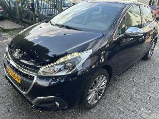 damaged passenger cars Peugeot 208 1.2 Puretech  Allure 2015/10