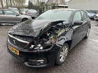 damaged passenger cars Peugeot 308 1.2 PureTech   5 drs 2021/6