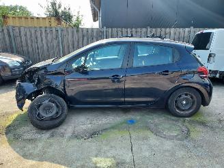 disassembly passenger cars Peugeot 208  2017/8