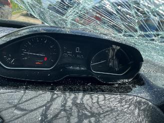 Peugeot 208  picture 11