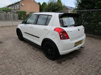 Suzuki Swift 1.3 Airco Radio/CD Parelmoer Wit picture 2