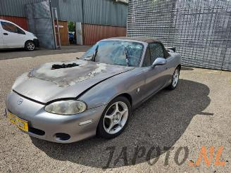 Vrakbiler auto Mazda MX-5 MX-5 (NB18/35/8C), Cabrio, 1998 / 2005 1.6i 16V 2002/7