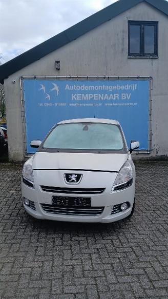 Coche siniestrado Peugeot 5008 5008 I (0A/0E) MPV 1.6 HDiF 16V (DV6C(9HD)) [84kW]  (03-2013/03-2017) 2013