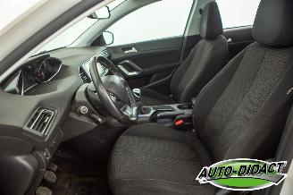 Peugeot 308 1.2 PureTech Clima Navi Pano Camera Blue Lease Executive picture 24