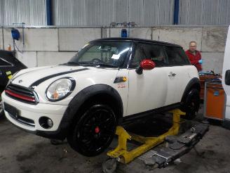 Autoverwertung Mini Mini Mini (R56) Hatchback 1.6 16V Cooper (N12-B16A) [88kW]  (10-2006/02-201=
2) 2007