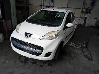 rozbiórka samochody osobowe Peugeot 107 107 Hatchback 1.0 12V (384F(1KR)) [50kW]  (06-2005/05-2014) 2010