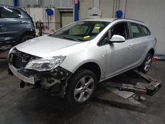 Vrakbiler auto Opel Astra Astra J Sports Tourer (PD8/PE8/PF8) Combi 1.4 Turbo 16V (A14NET(Euro 5=
)) [88kW]  (10-2010/04-2016) 2011/0