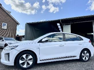 krockskadad bil auto Hyundai Ioniq Comfort EV 120pk aut + f1 flippers - nap - 2x laadkabels - navi - camera - front + line assist - keyless entry + start 2018/2
