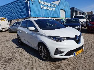 Renault Zoé INTENSE  51 KW met CCS lader  8000 km technisch probleem HUURBATTERY picture 1