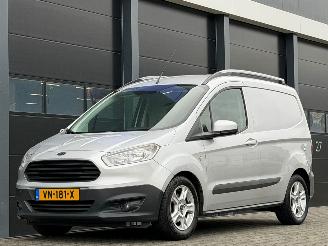 krockskadad bil auto Ford Transit Courier Van 1.5 TDCI Navi Airco PDC 2015/4