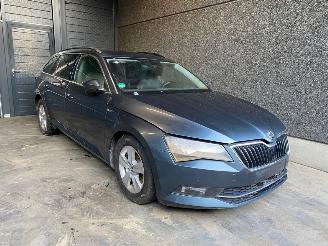 Vrakbiler auto Skoda Superb Combi (3V5) Combi 2017 1.6 TDI Combi/o  Diesel 1.598cc 88kW (120pk) FWD 2017/7