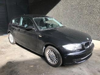 Vrakbiler auto BMW 1-serie (E81) Hatchback 3-drs 2006 / 2012 116i 1.6 16V Hatchback 4Dr Benzine 1.596cc 90kW (122pk) RWD 2009/6