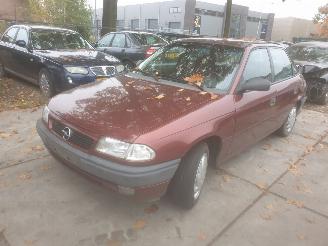 Coche siniestrado Opel Astra sedan 1994/1