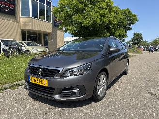 Damaged car Peugeot 308 1.2 PureTech Blue Lease Executive 2020/1