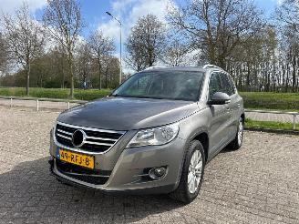 damaged passenger cars Volkswagen Tiguan 1.4 TSI 16V SUV  Benzine 1.390cc 110kW (150pk) FWD 2008-03/2011-05 (5N1) CAVA 2011/5