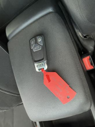 Audi A4 Avant 1.4 TFSI Automaat ( DIEFSTAL SCHADE ) picture 15